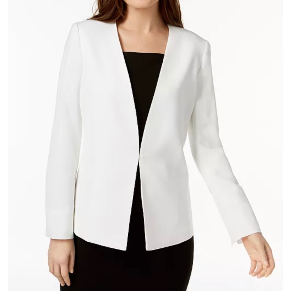 Sleek, sharp NWT White Kiss-Front Blazer